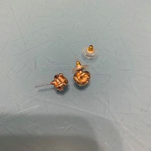 💛 Iconic shape: Kate Spade goldstone petite The Knot earrings